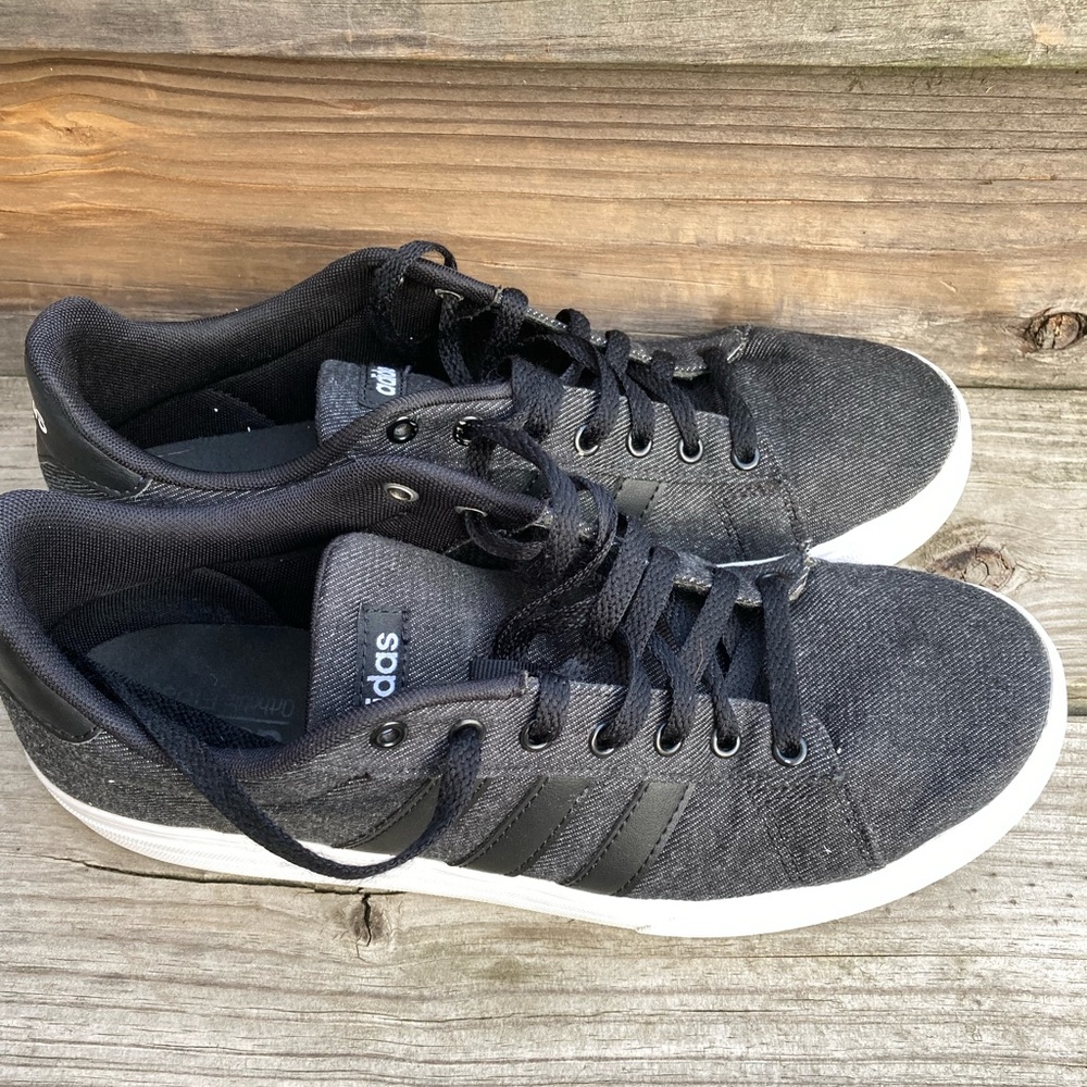 Men’s Adidas shoes size 10. Barely used.